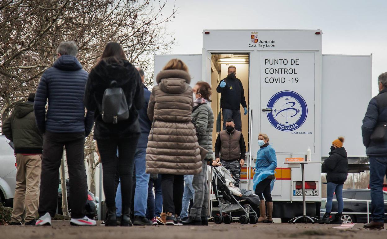 Campaña de test de antígenos para diagnóstico de la Covid -19 en una unidad móvil contratada por la Consejería de Sanidad, en Ciudad Rodrigo(Salamanca). 