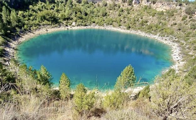 La laguna con el agua habitual azul.