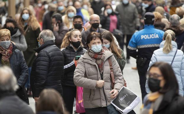 Los vallisoletanos, con mascarilla y vigilancia policial, recorren la calle Santiago en el primer día de rebajas