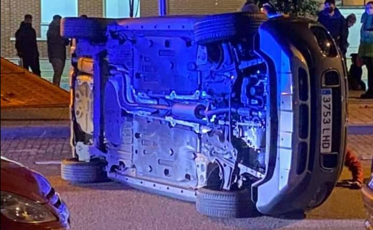 Coche volcado en La Cistérniga, el jueves por la noche. 