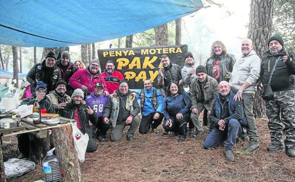 Integrantes de la Penya Motera Pakí-Payá, de Tarragona, posan en el pinar de Cantalejo, ayer, en el transcurso de la primera jornada de la concentración motera. 