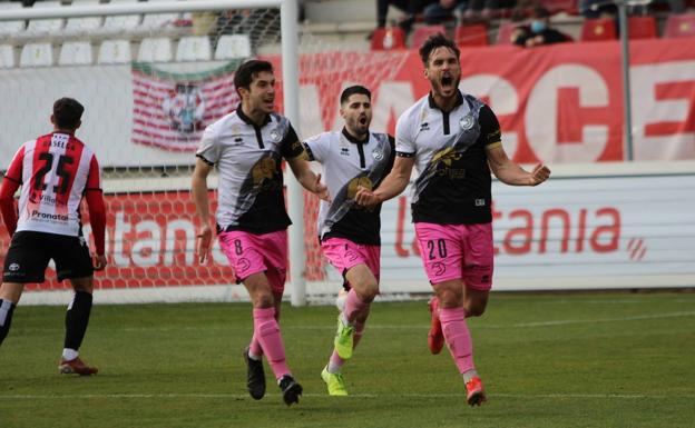 Imagen principal - Los fallos de marca condenan a Unionistas en Zamora (2-1)