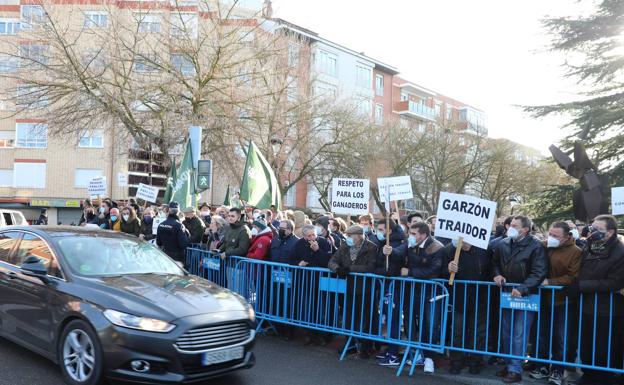 Protesta contra Pedro Sánchez y Garzón.