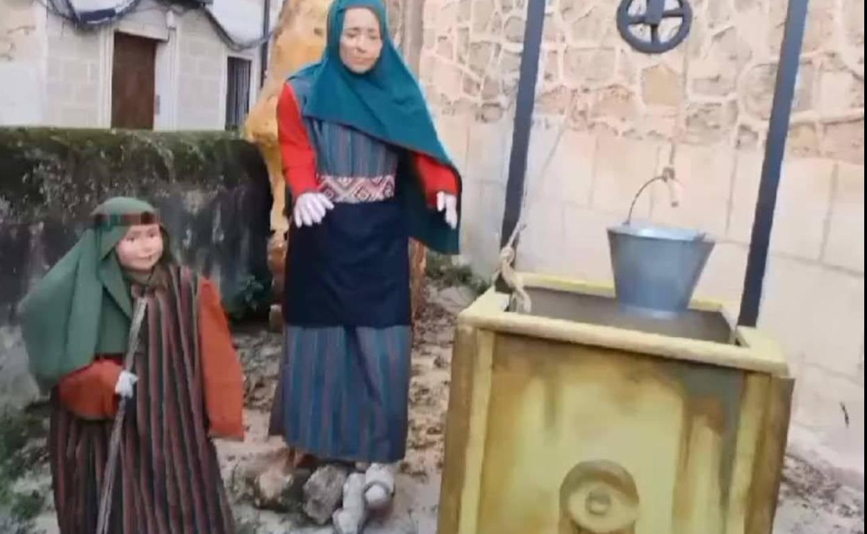 Piezas que quedan de la escena del jardín del nacimiento de San Andrés tras el robo sufrido este sábado. 