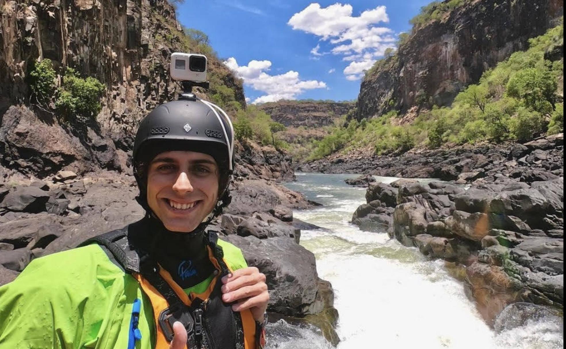 David Llorente, provisto de un casco con cámara, junto a un río en su último viaje a Zambia. 