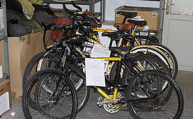 Imagen principal - En el depósito de objetos perdidos hay desde bicicletas, maletas, ordenadores o móviles hasta llaves, carteras o gafas, que suelen los artículos que más se extravían. 