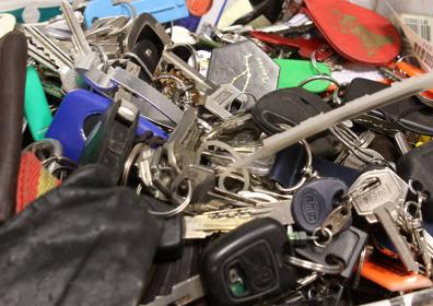 Imagen secundaria 1 - En el depósito de objetos perdidos hay desde bicicletas, maletas, ordenadores o móviles hasta llaves, carteras o gafas, que suelen los artículos que más se extravían. 