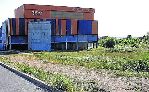 Exterior del polideportivo Arroyo de la Vega, en Palazuelos de Eresma. 