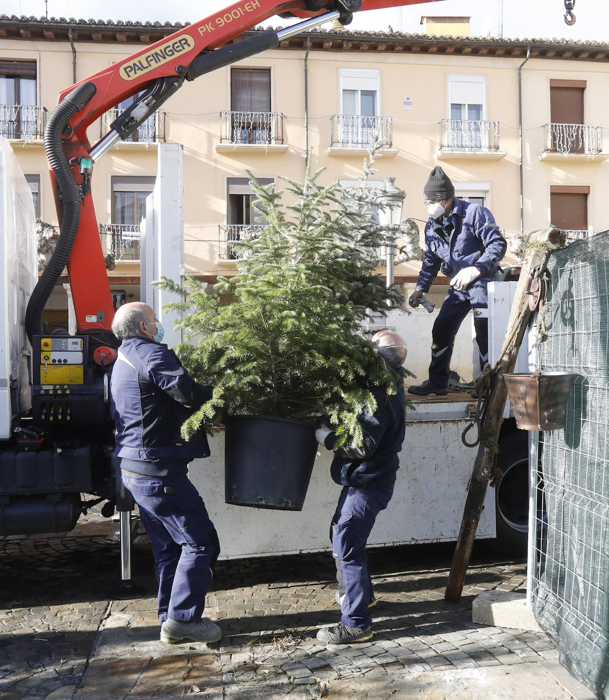 Fotos: El portal de Belén de la Plaza Mayor se guarda hasta la próxima Navidad