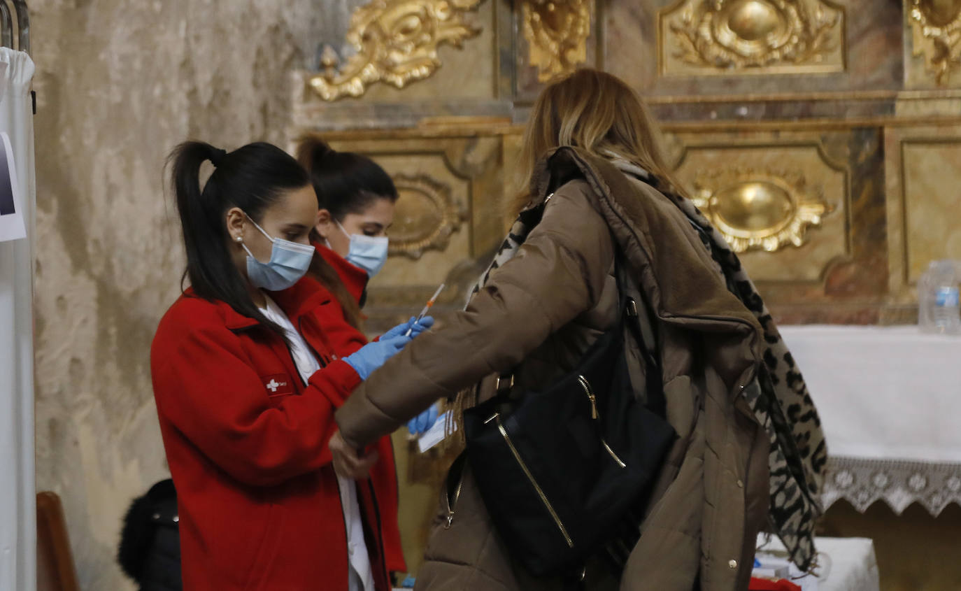 Fotos: La iglesia de San Francisco se entrega a la vacunación de la tercera dosis