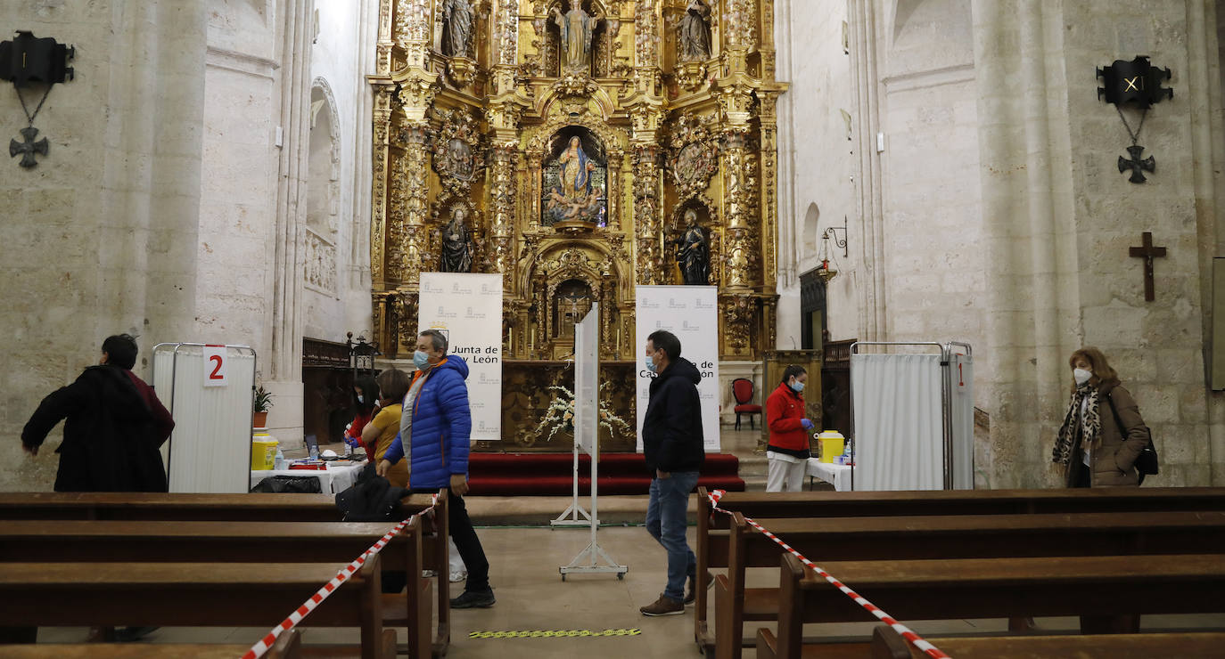 Fotos: La iglesia de San Francisco se entrega a la vacunación de la tercera dosis