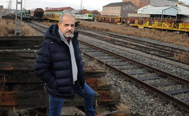 Alfredo Losada, junto a las vías del tren en la estación de Medina del Campo.