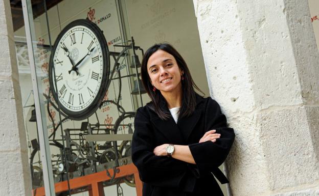 Patricia Marín Cepeda, en el claustro del Palacio de Santa Cruz, sede del Rectorado de la Universidad de Valladolid.