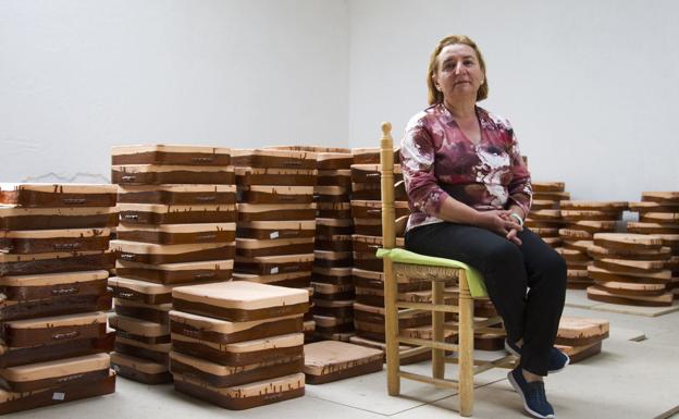Marisol Garrote, en su taller rodeada de decenas de cazuelas de barro listas para la venta.