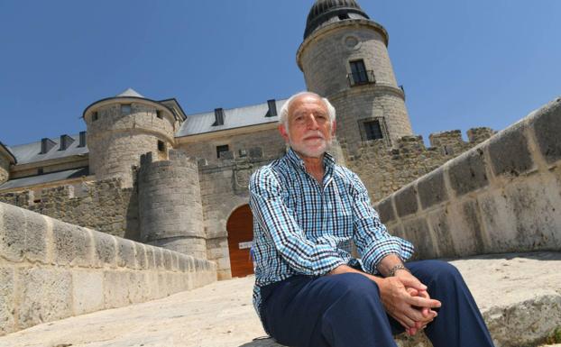 José Ojeda, a la entrada del Archivo de Simancas.