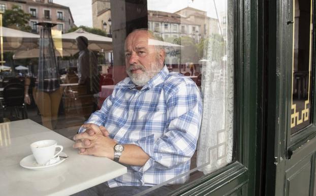 El psicólogo Jorge Arévalo a través del ventanal de una cafetería del centro de Segovia. 