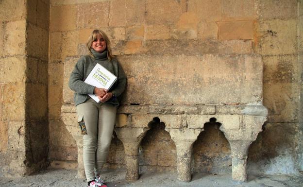 La historiadora Mercedes Sanz posa a la entrada de la Iglesia de la Santísima Trinidad de Segovia. 