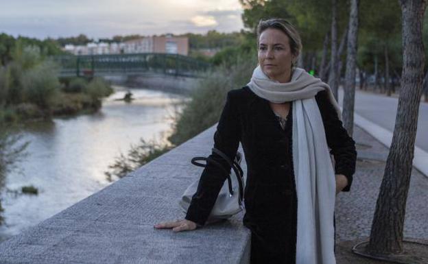 Odile Rodríguez de la Fuente posa para la entrevista ante el río Manzanares, en la capital de España.