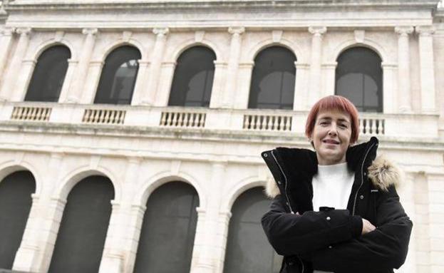 Virginia Domingo posa para la entrevista ante la sede del Tribunal Superior de Justicia de Castilla yLeón, en la capital burgalesa. 