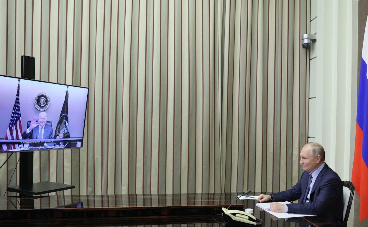 Jose Biden saluda a Vladímir Putin en una de las videoconferencias que han mantenido.