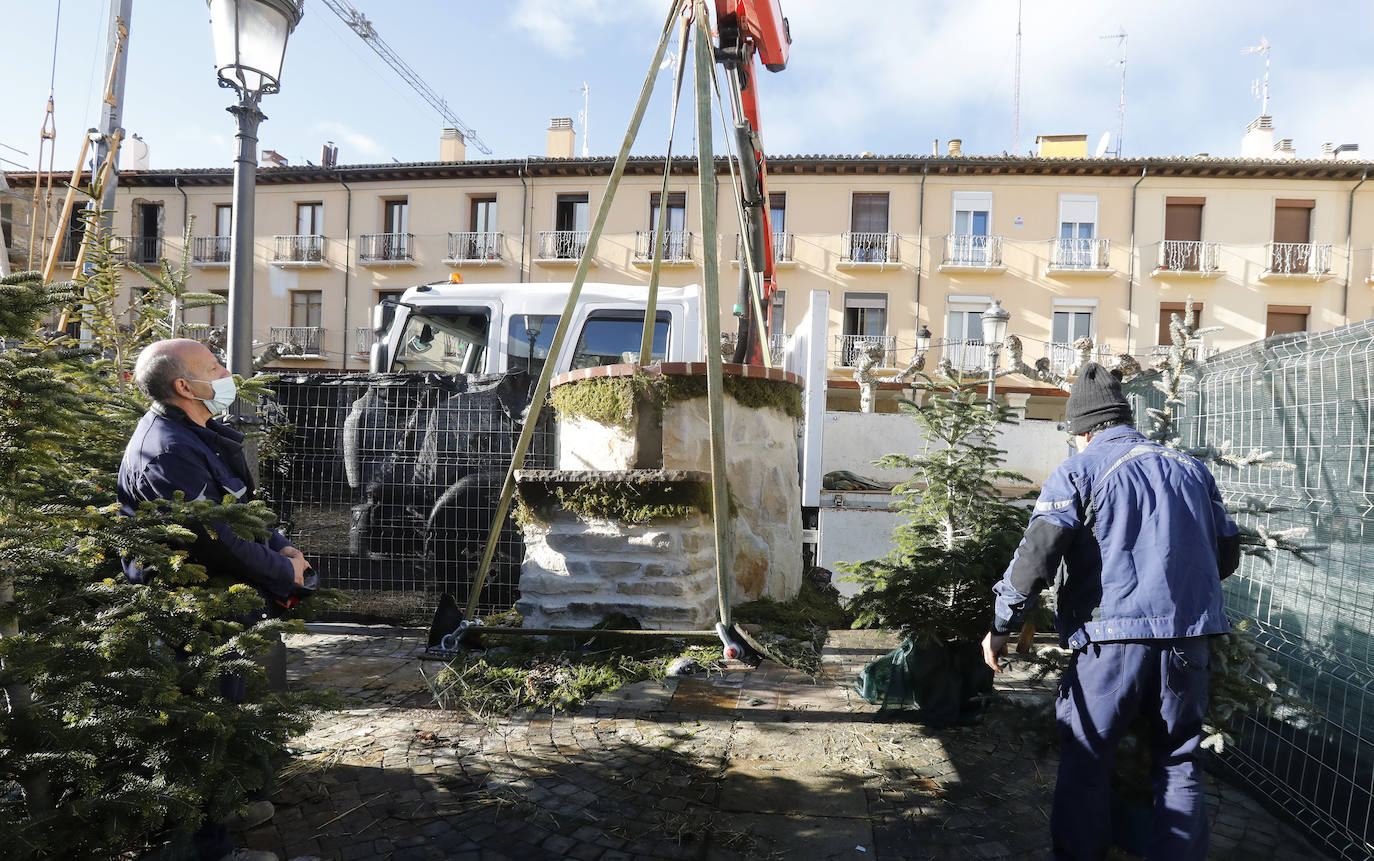Operarios municipales retiran el pozo que ha estrenado esta pasada Navidad el portal de Belén de la Plaza Mayor. 