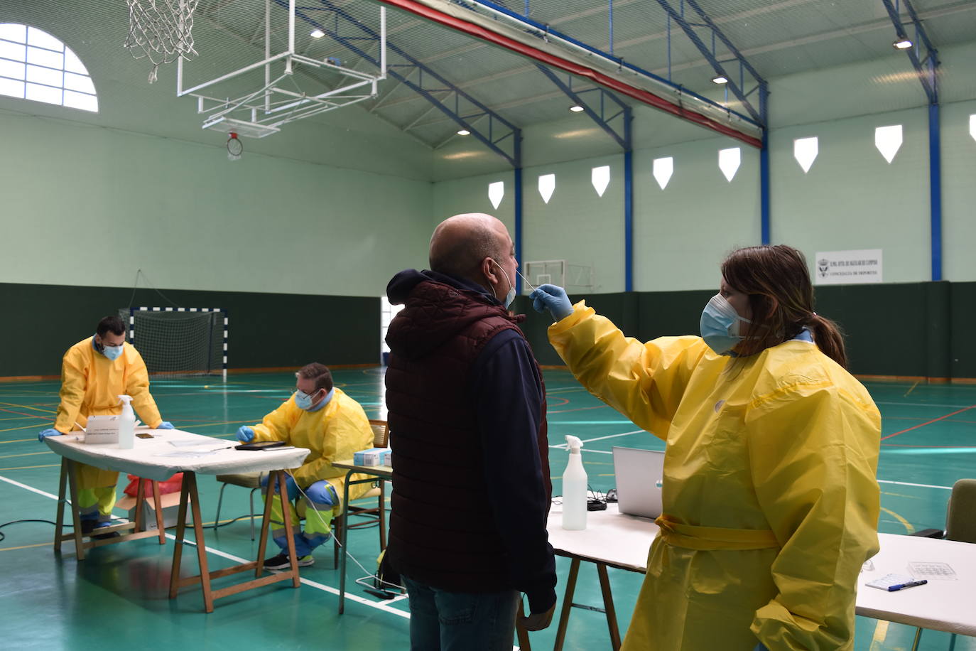 Fotos: Pruebas de antígenos en el polideportivo de Aguilar de Campoo