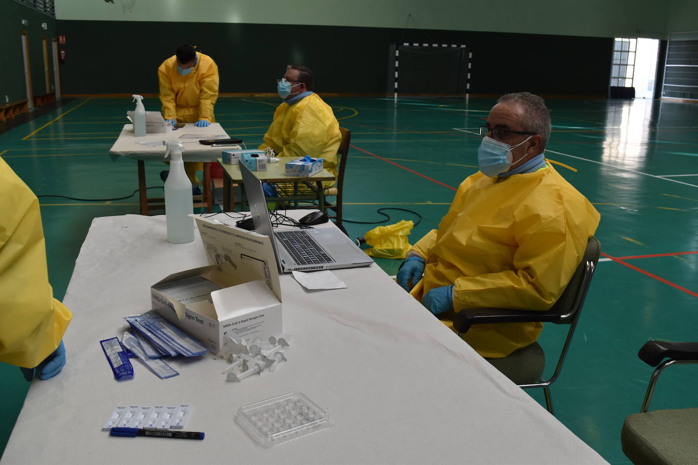 Fotos: Pruebas de antígenos en el polideportivo de Aguilar de Campoo