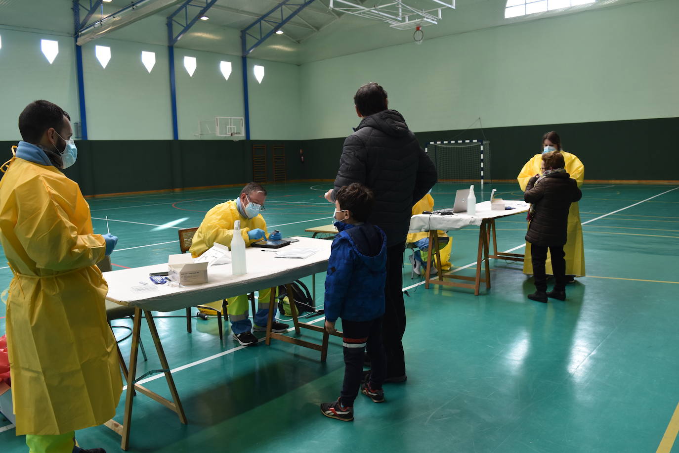 Fotos: Pruebas de antígenos en el polideportivo de Aguilar de Campoo