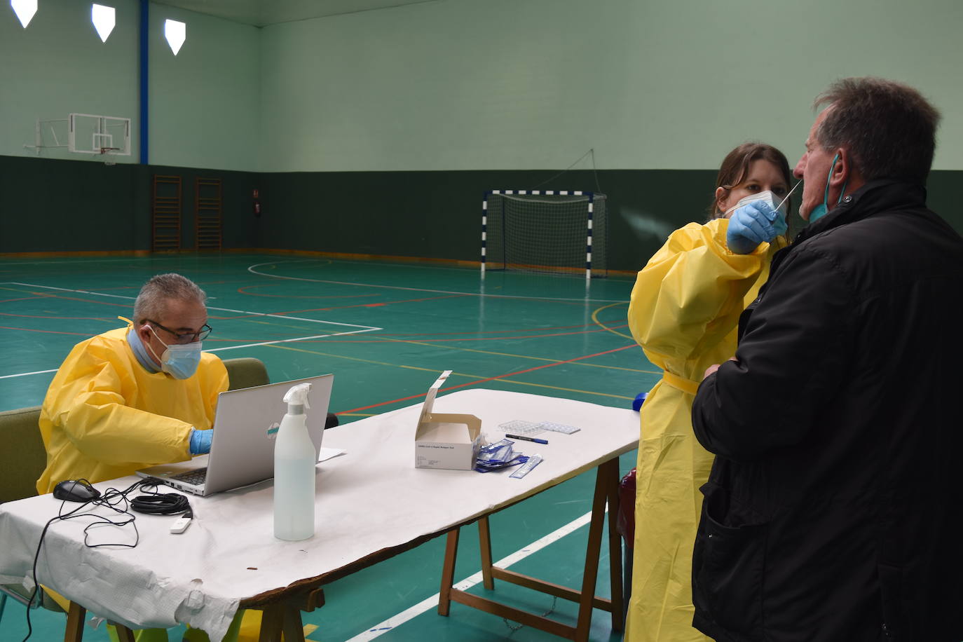 Fotos: Pruebas de antígenos en el polideportivo de Aguilar de Campoo