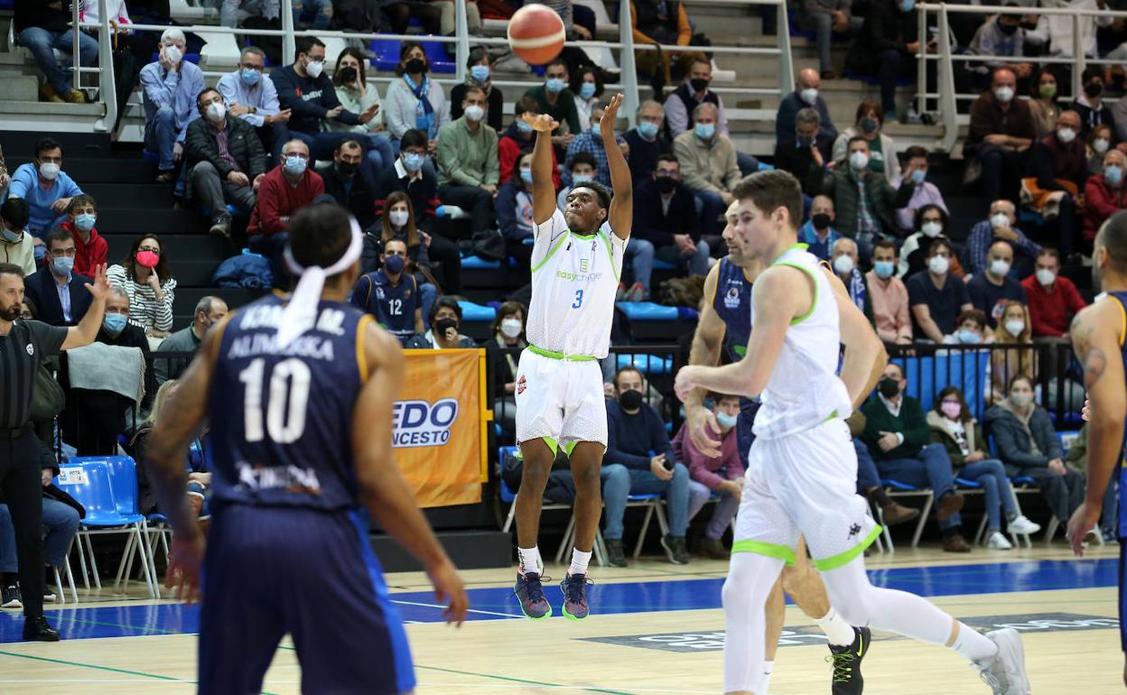 Micah Speight lanza el balón a canasta en el último encuentro del EasyCharger Palencia ante el Oviedo. 