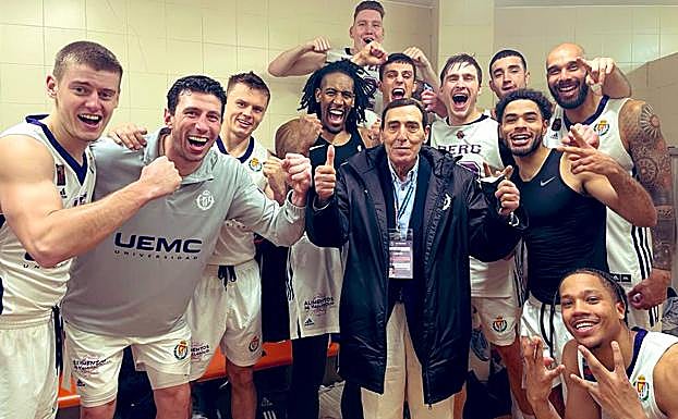 La plantilla del UEMC celebra la victoria en el vestuario del Municipal de Azpeitia. 