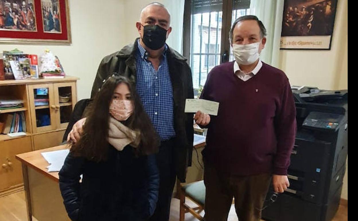 Momento de la entrega del cheque.