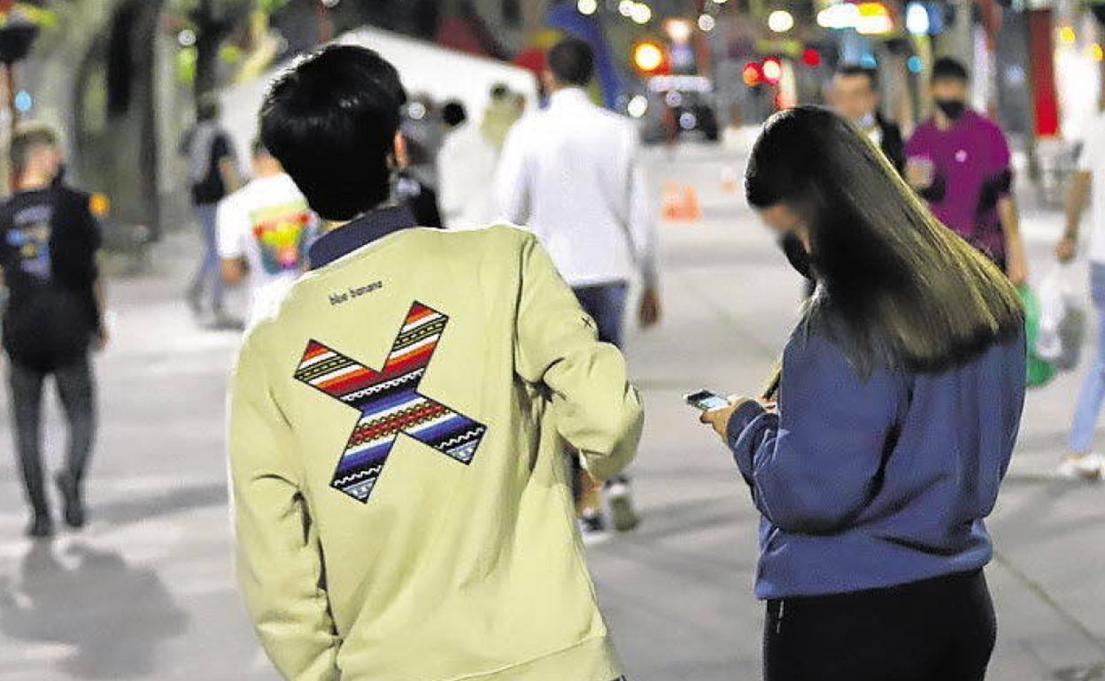 Dos jóvenes por las calles de Valladolid. 