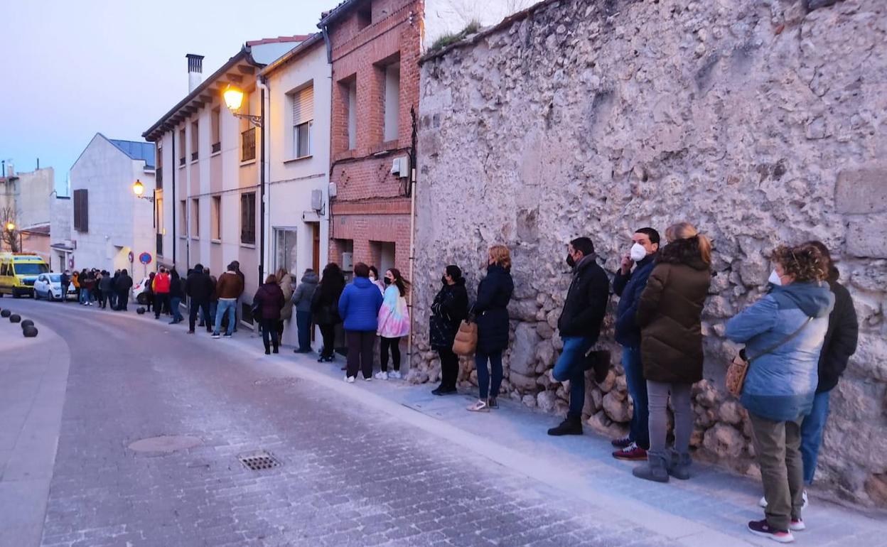 Cola de personas a la espera de vacunarse, este martes por la tarde, en Cuéllar. 