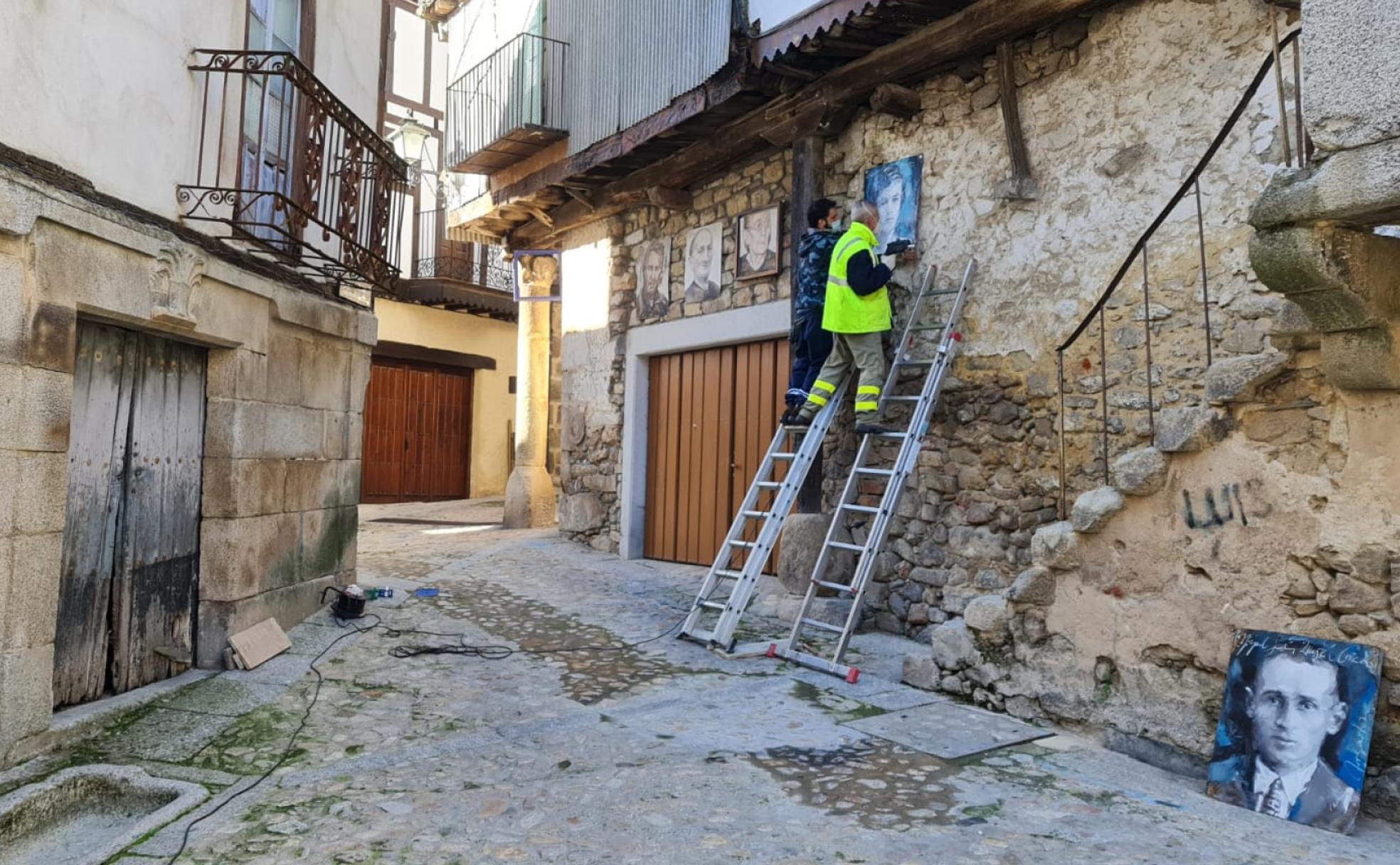 Instalación de los nuevos retratos en Mogarraz. 