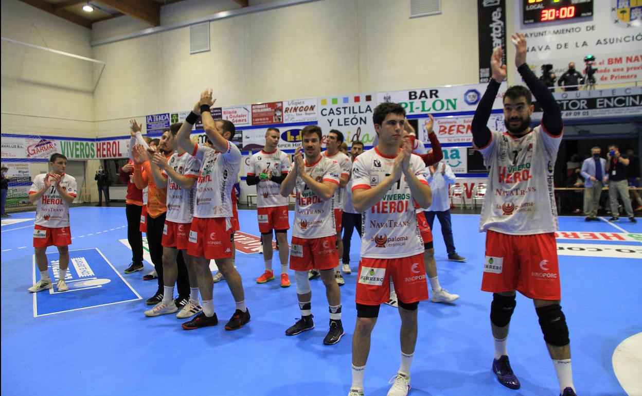 Jugadores del conjunto navero saludan a su afición al término de un partido.