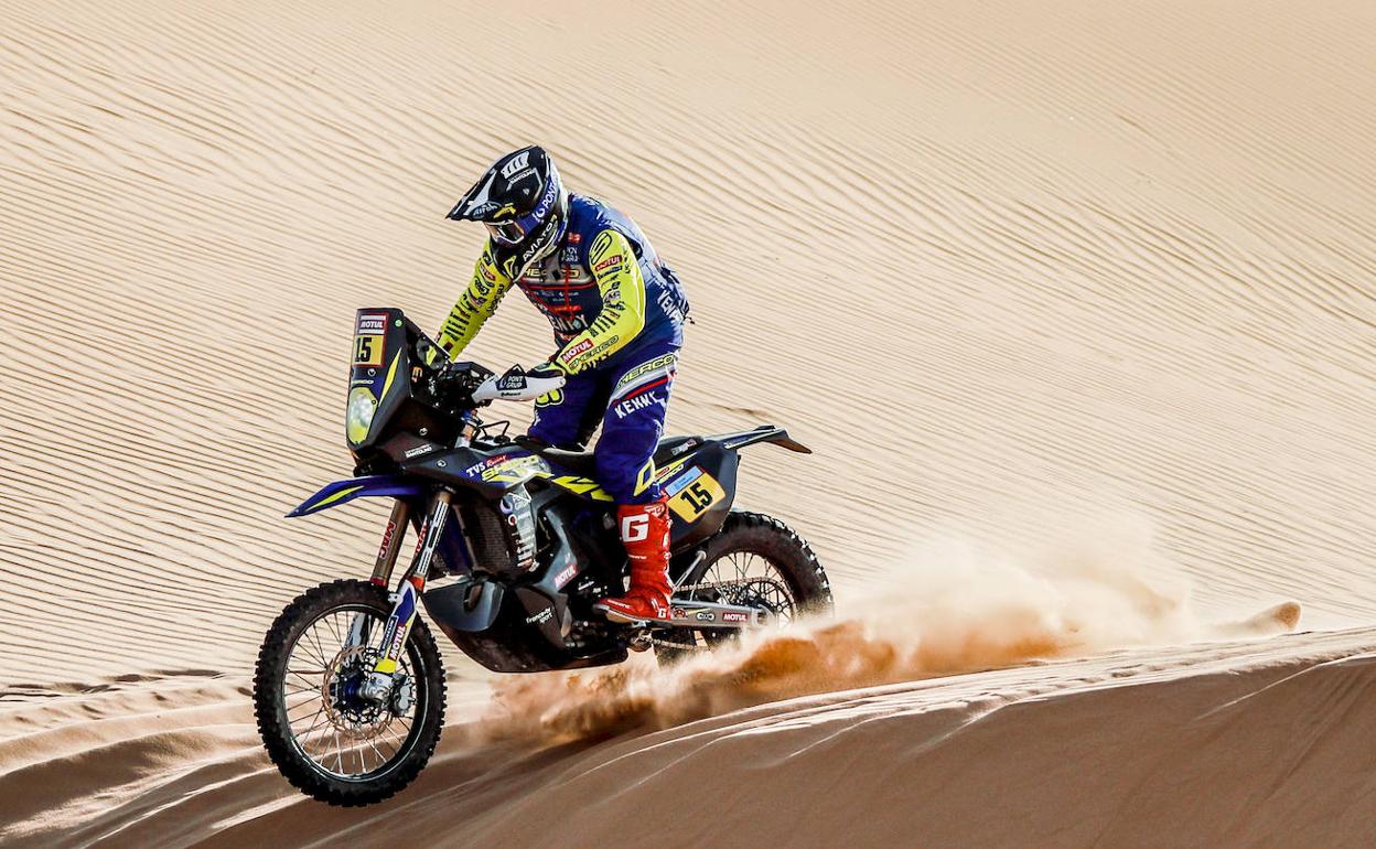 Lorenzo Santolino durante una etapa en el Dakar. 