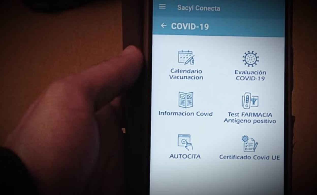 Un usuario consulta el apartado covid en la aplicación Sacyl Conecta.
