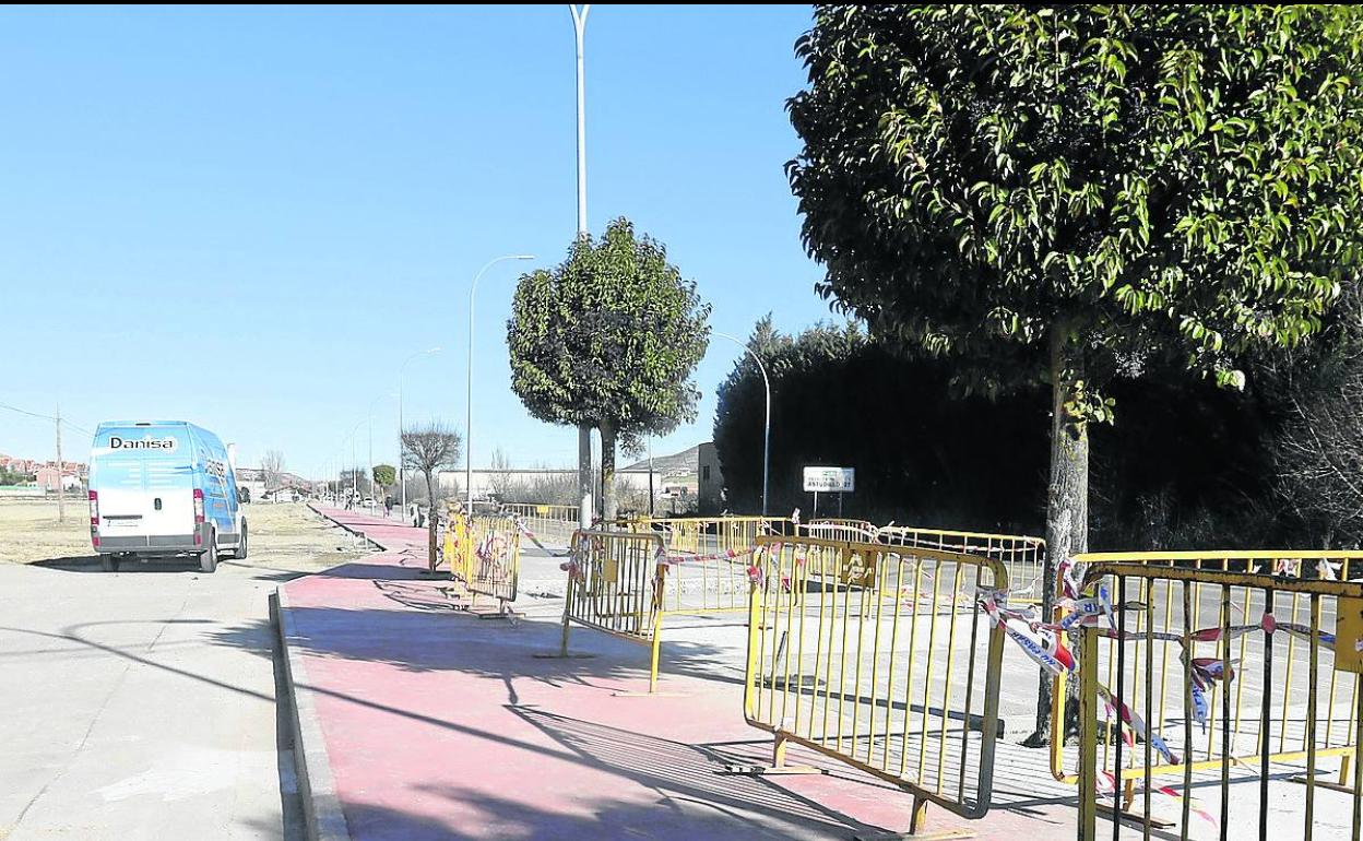 Aspecto de la señalización de las obras para construir el carril bici que una Villalobón a la ciudad. 
