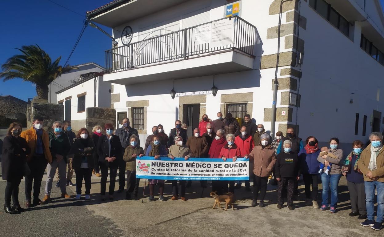 Vecinos de Aldeacipreste protestando en la puerta del consultorio médico. 