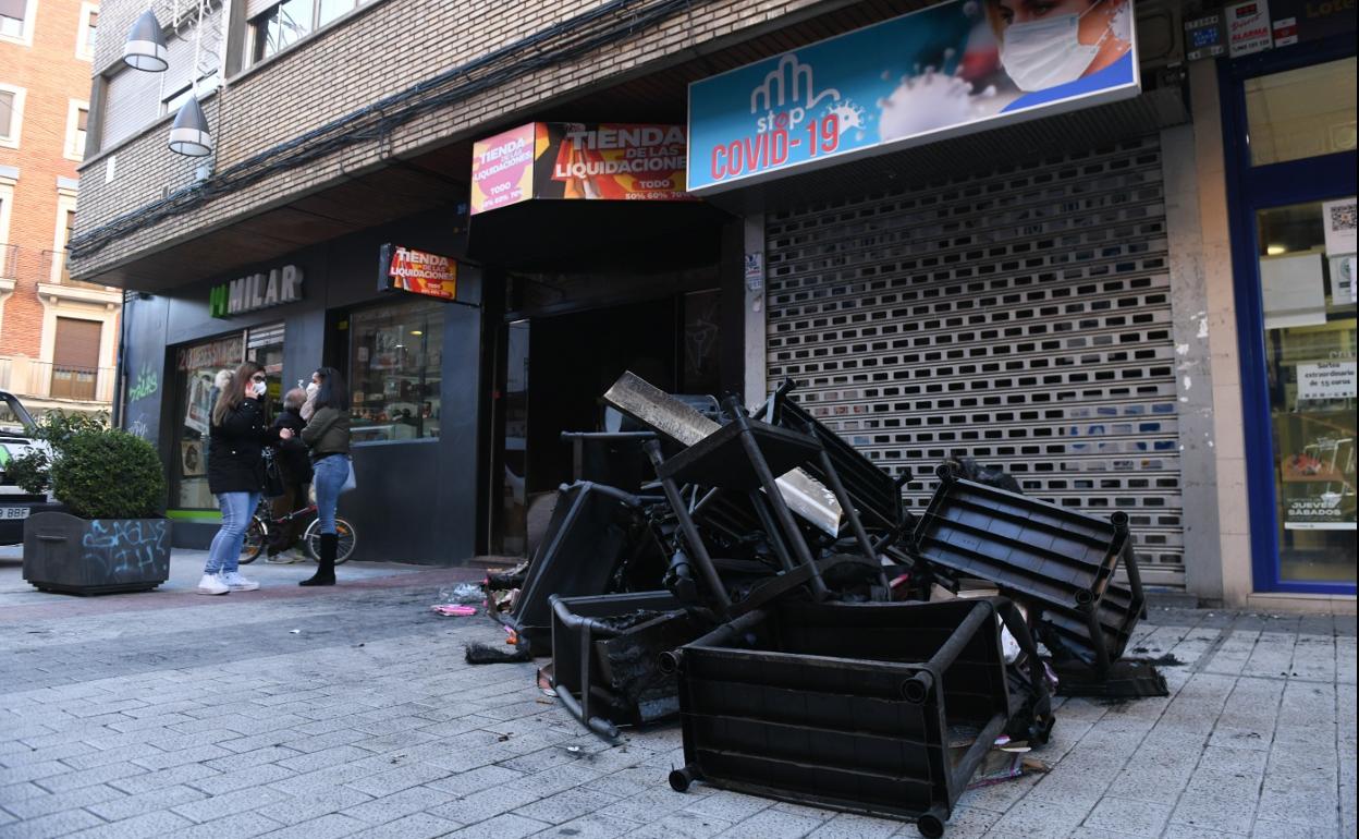 Enseres quemados en la tienda que ha ardido durante la madrugada en la calle Mantería. 