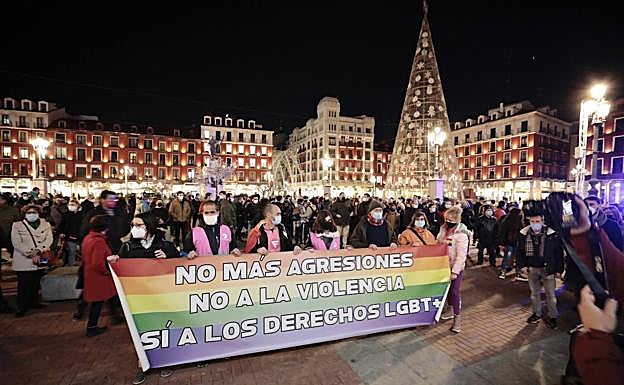 Decenas de personas se concentran en Valladolid para denunciar las agresiones homófobas