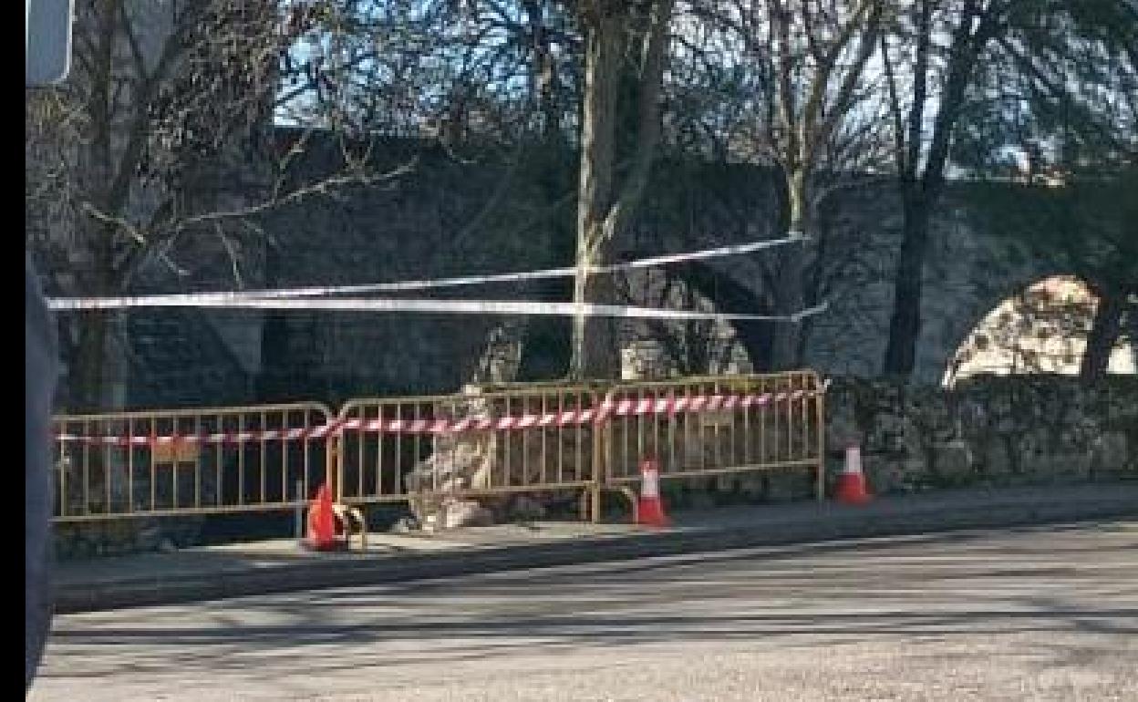El muro derribado, vallado por la Policía Local de Simancas. 