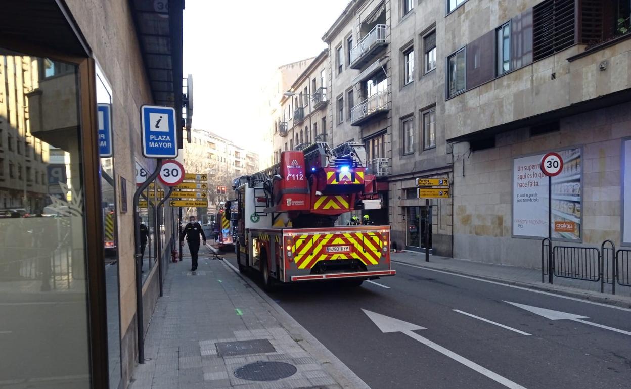 Uno de los camiones de bomberos que se han encargado de la extinción del fuego en la zona afectada. 