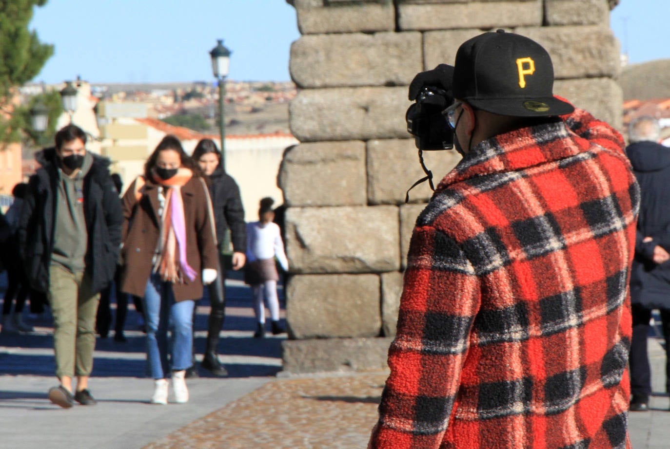 Un turista, ayer, en la plaza del Azoguejo.