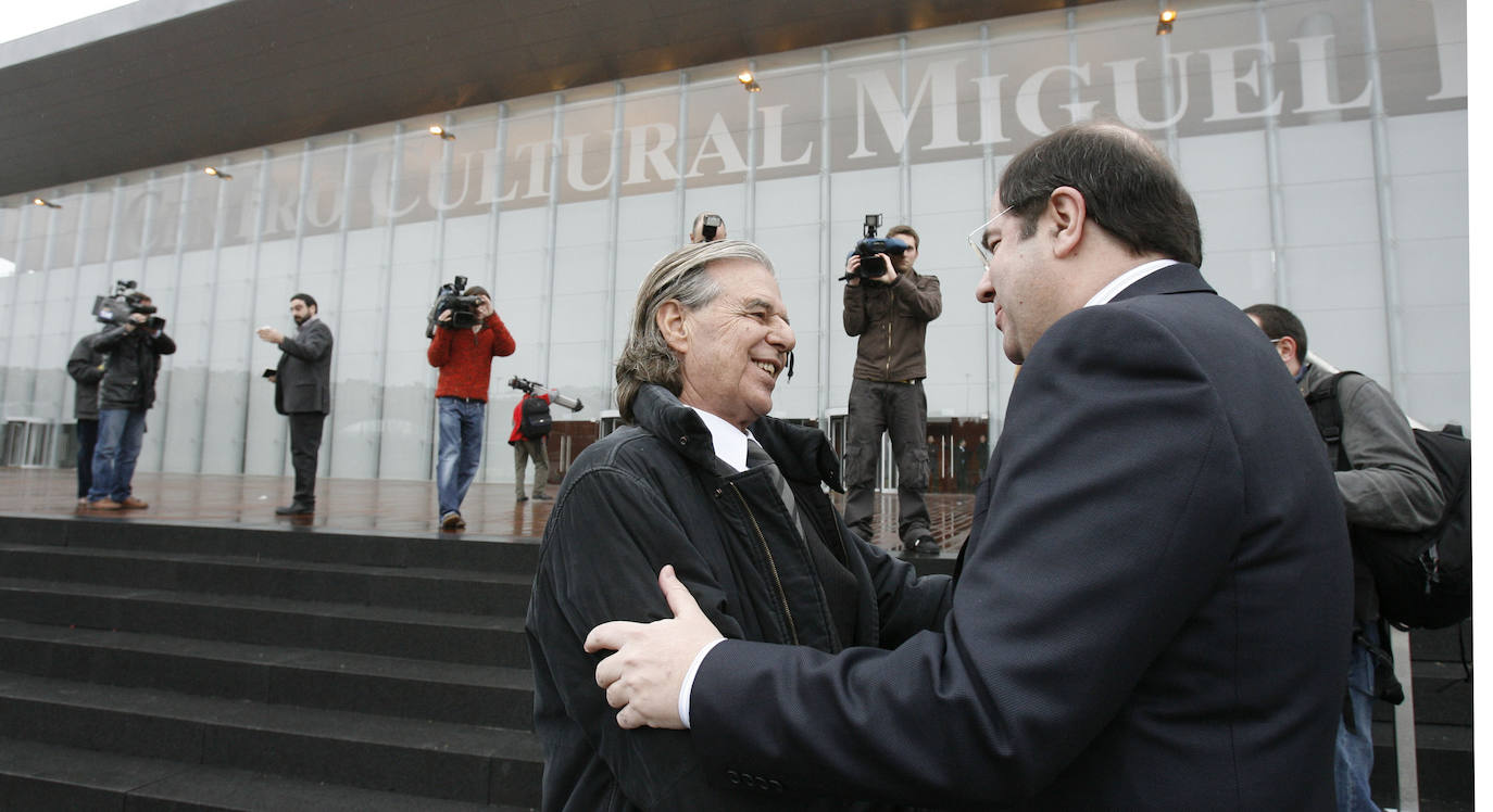 El arquitecto, saludado por el expresidente de la Junta, Juan Vicente Herrera, en la inauguración del Centro Cultural Miguel Delibes. 