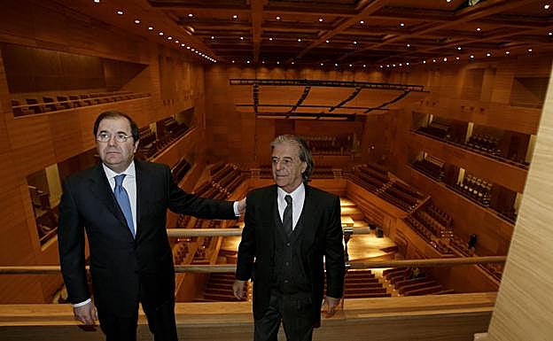 El expresidente de la Junta, Juan Vicente Herrera, junto a Ricardo Boffil el día de la inauguración del Miguel Delibes. 