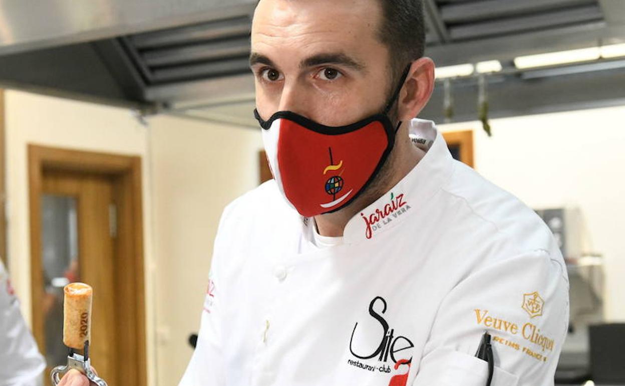 Emilio Martín muestra su tapa ganadora 'Corchifrito'. 