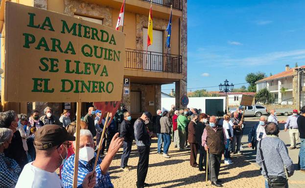 Concentración en Faramontanos de Tábara, en Zamora, contra la instalación de una explotación intensiva de porcino. 