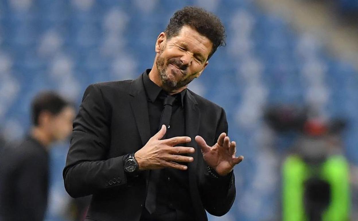 El Cholo Simeone gesticula durante el partido de la Supercopa ante el Athletic. 